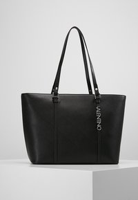 Černá kožená kabelka na rameno s dvěma popruhy, obdélníkový tvar, strukturovaný povrch a stříbrný akcent s logem Valentino.