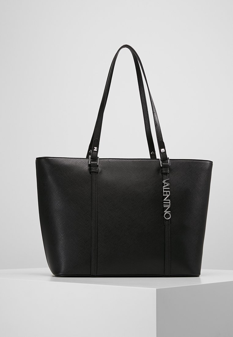 Černá kožená kabelka na rameno s dvěma popruhy, obdélníkový tvar, strukturovaný povrch a stříbrný akcent s logem Valentino.