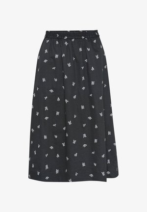 Čierna sukňa s elastickým pásom, vyrobená z textúrovaného materiálu a ozdobená malým modrým kvetinovým vzorom rozloženým po celej ploche.