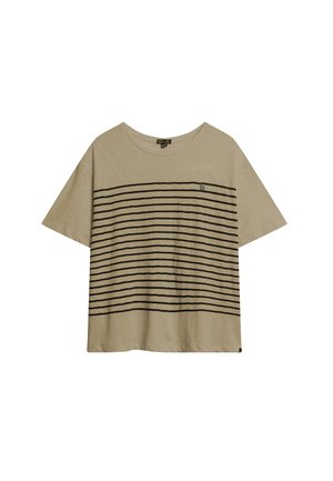 Camiseta de manga corta beige con rayas negras horizontales, cuello redondo y un pequeño logo negro en el área del pecho izquierdo.