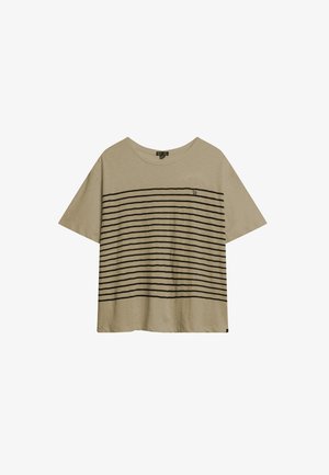 Camiseta de manga corta beige con rayas negras horizontales, cuello redondo y un pequeño logo negro en el área del pecho izquierdo.