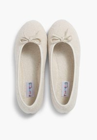 Ballerine beige con un morbido esterno in maglia texturizzata e una piccola decorazione a fiocco sulla punta. Bordo elastico per una vestibilità aderente.