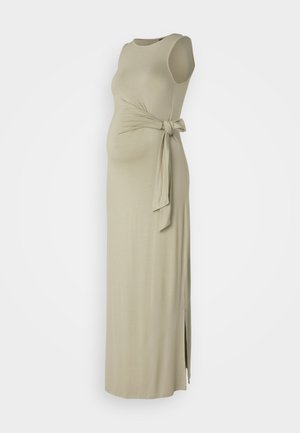Rochie maxi pentru maternitate în bej deschis, design fără mâneci, cu un detaliu de nod la talie, fanta laterală, material moale texturat.