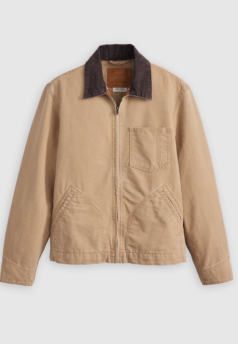 Chaqueta de algodón color caqui con un cuello de pana marrón oscuro, cierre de cremallera y dos bolsillos frontales curvados; cuenta con un bolsillo en el pecho y tejido texturizado.