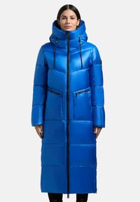 Blauer Puffer-Mantel mit langem, gestepptem Design, hohem Kragen, Reißverschluss vorne und zwei Reißverschlusstaschen mit schwarzen Akzenten.