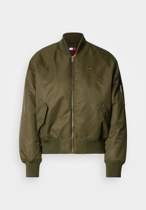 Jachetă bomber verde măsliniu cu fermoar frontal, manșete și tiv striate. Dispune de buzunare laterale și un logo mic pe piept. Finisaj neted și lucios.