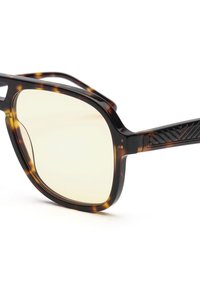 Zonnebril met schildpadmontuur en rechthoekige lenzen, geel getinte lenzen en zwarte, gestructureerde pootjes met zigzagpatroonaccenten.