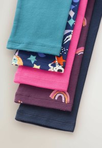 Stapel gefalteter Kinderleggings in Türkis mit Stern- und Einhornmuster, Pink, Lila mit Regenbogenmuster und Marineblau auf hellem Hintergrund.