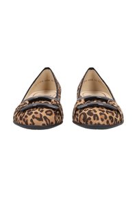 Scarpe flat con stampa leopardata e punta affilata, con un accento nero lucido sul davanti. Materiale tessile morbido con una finitura texturizzata.