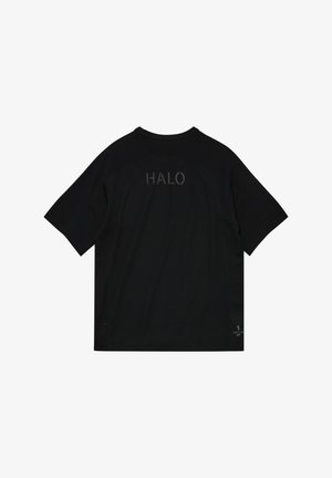 Schwarzes T-Shirt mit kurzen Ärmeln, auf dem oberen Rücken mit "HALO" bedruckt und einem kleinen Logo auf der unteren rechten Seite.