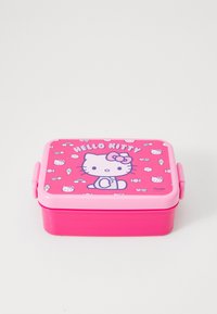 Roza plastična kutija za ručak s poklopcem koja prikazuje dizajn Hello Kitty i male ikone poput bombona. Glatka tekstura, pravokutni oblik.