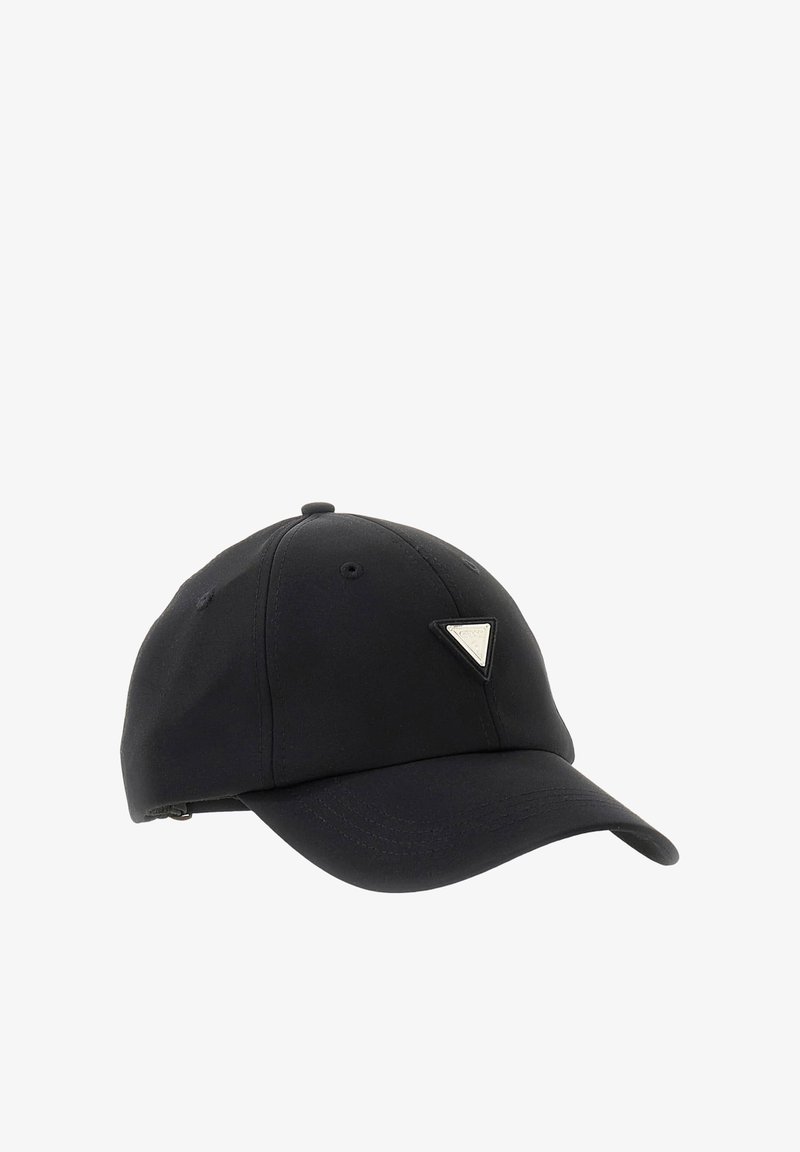 Casquette de baseball noire en tissu lisse, avec un logo métallique triangulaire à l'avant, une visière incurvée et une sangle réglable à l'arrière.