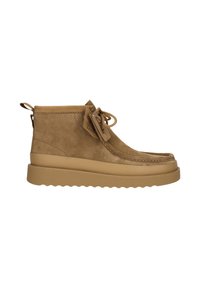 Stivaletti in suede marrone con punta arrotondata, design con lacci e suola in gomma chunky. Presentano un'impugnatura ad anello e dettagli cuciti.