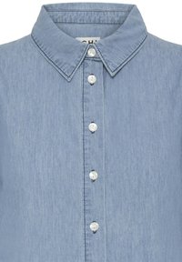 Chemise en jean bleu clair vue de face avec col pointu et six boutons blancs alignés verticalement au centre.