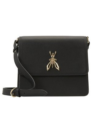 Zwarte leren crossbodytas met een gestructureerde afwerking, gouden insectenembleem, klepsluiting en verstelbare riem.