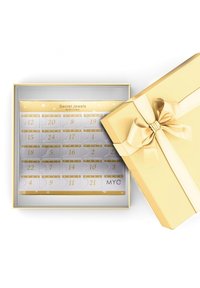 Scatola regalo gialla con un fiocco, contenente un calendario con accenti argento e oro, finestre numerate e il testo "Secret Jewels by MYC Paris."