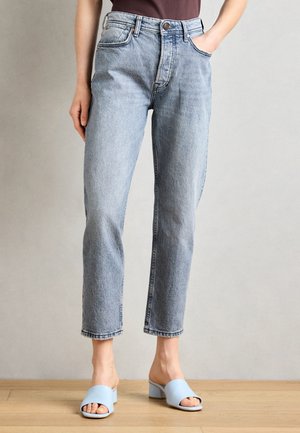 Lys blå denimjeans med rett benpassform, høy midje og subtil falming. Kombinert med lyseblå åpne tå blokkhæl-sandaler.