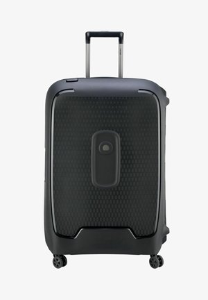 Harde koffer in zwart met een gestructureerd hexagonaal patroon. Voorzien van een telescopische handgreep en vier draaiwielen voor mobiliteit.