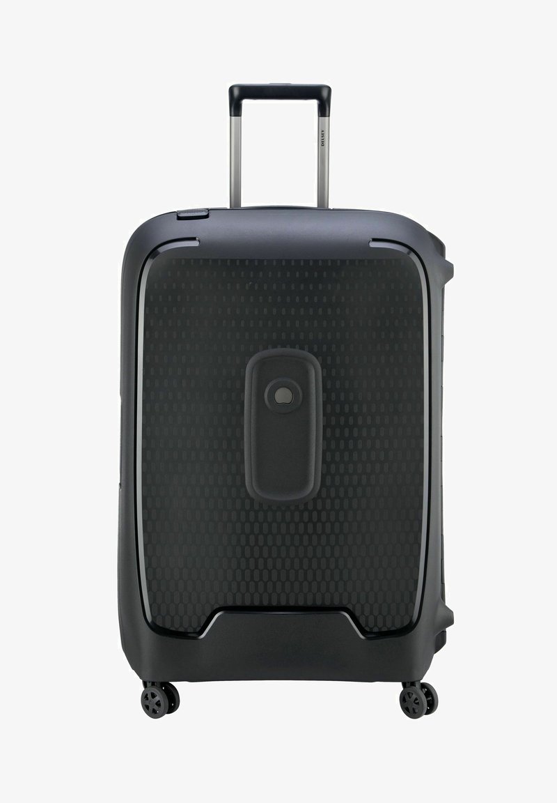 Valise rigide noire avec un motif hexagonal texturé. Dispose d'une poignée télescopique et de quatre roues pivotantes pour plus de mobilité.