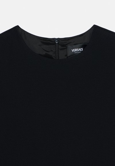 Μαύρο φόρεμα με ομαλή υφή, στρογγυλή λαιμόκοψη και φερμουάρ στο πίσω μέρος. Διαθέτει την ετικέτα «Versace» ραμμένη εσωτερικά στον λαιμό.