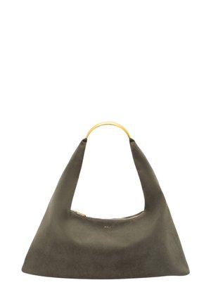 Olivenfarbene Wildleder-Handtasche mit geschwungener Silhouette, goldfarbener Metallgriff, Reißverschluss und minimaler Markenkennzeichnung an der Vorderseite.