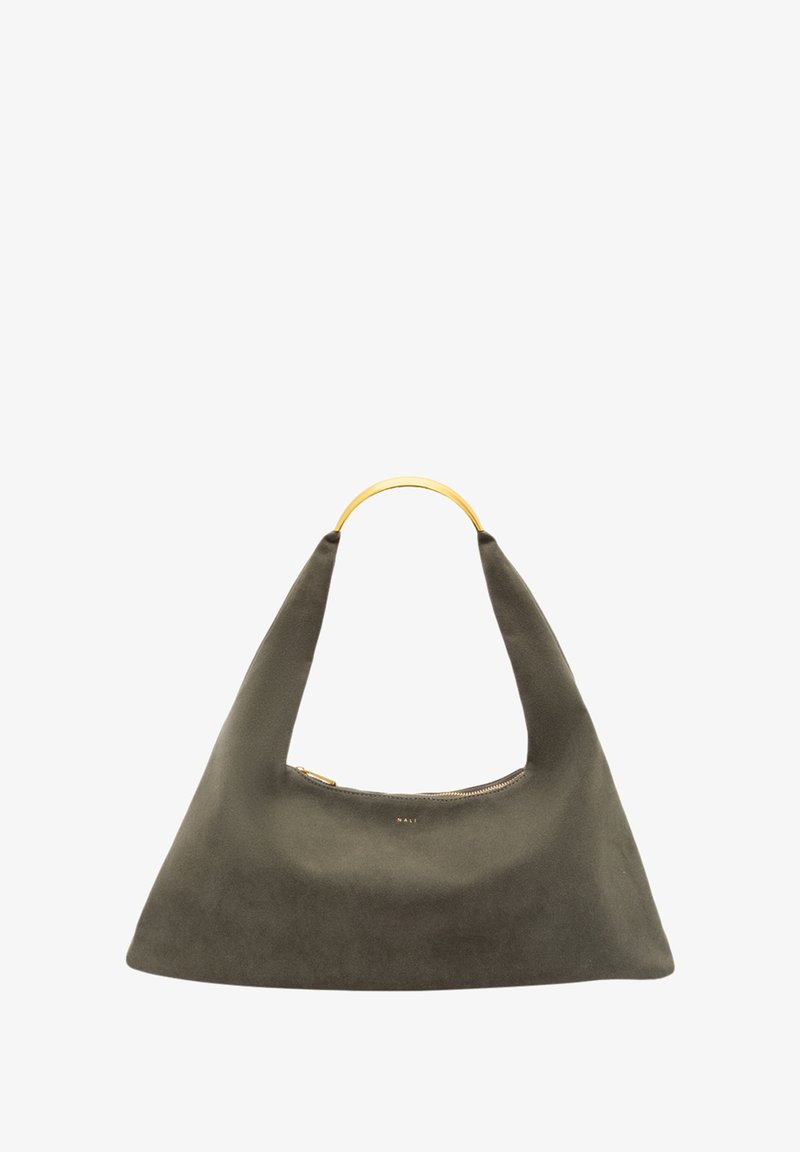 Olivenfarbene Wildleder-Handtasche mit geschwungener Silhouette, goldfarbener Metallgriff, Reißverschluss und minimaler Markenkennzeichnung an der Vorderseite.