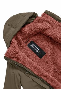 Giacca verde oliva con fodera in morbido fleece rosa. Presenta un cappuccio removibile e una zip, con un'etichetta sulla fodera.
