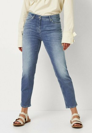Lichtblauwe denim jeans met een slim fit en cropped lengte. Voorzien van vijf zakken en een ritssluiting met knoopsluiting. Gladde textuur.
