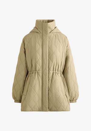 Bézs steppelt dzseki magas gallérral, kapucnival, elasztikus derékrésszel és elasztikus mandzsettákkal a hosszú ujjakon, hideg időjárásra tervezve.