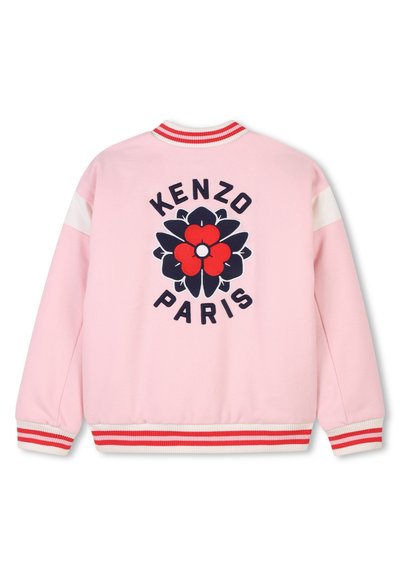 Veste bomber rose avec un détail en bande blanche, ornée d'un grand motif floral et du texte "KENZO PARIS" en lettres noires au dos.