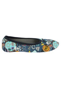 Ballerinas mit einem blauen Obermaterial aus Stoff, das mit einem bunten, spielerischen Druck von Totenköpfen, Muscheln und nautischen Symbolen verziert ist; flexibles Design.
