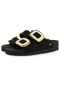 Sandalias negras con doble tira ancha que presenta grandes hebillas rectangulares doradas y blancas, plantilla suave y texturizada, y suela de goma gruesa.