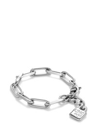 Bracelet en chaîne de métal argenté avec des maillons ovales, un fermoir homard et un petit charme gravé "UNO de 50".