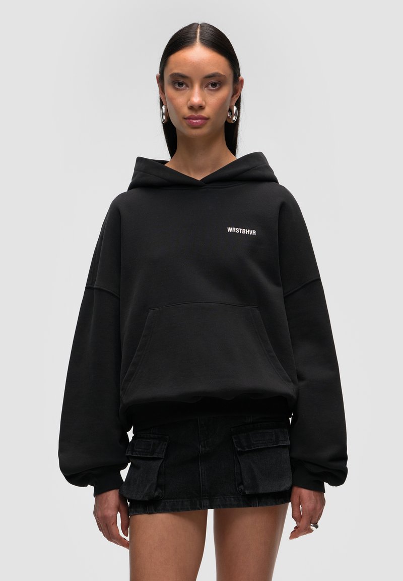 Czarna bluza z kapturem z dużą kieszenią z przodu, luźny krój i haftowany logo "WRSTBHVR" na klatce piersiowej. Posiada sznurek w kapturze oraz fakturowany materiał.