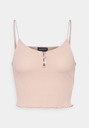 Lyserød ribbet cropped camisole med tynde stropper og tre små knapper foran i midten, med en let flæsekant.