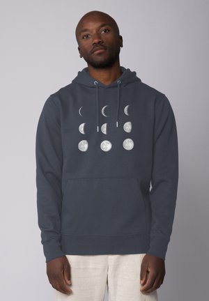 Marineblaue Kapuzenjacke mit aufgesetzter Fronttasche, Kordelzug-Kapuze und einem grafischen Design der Mondphasen in Hellgrau über der Brust. Weicher, strukturierter Stoff.