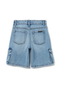 Bermudas de denim de color azul claro con una cinturilla, dos bolsillos traseros y bolsillos laterales; presentan detalles de costura y una etiqueta de marca.