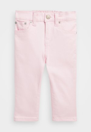 Lyserøde denimjeans i børnestørrelse med knaplukning, bæltestropper og forlommer.