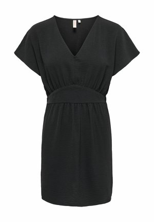 Robe noire à manches courtes avec encolure en V et détails froncés à la taille, confectionnée en tissu texturé.