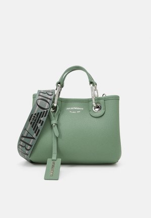 Sac à main en cuir texturé vert avec poignées courtes, logo frontal et large bandoulière de marque en gris et noir.