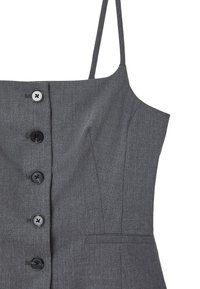 Graues ärmelloses Kleid mit taillierter Oberpartie, das eine Knopfleiste vorne und verstellbare Träger hat. Der Stoff hat eine glatte, strukturierte Oberfläche.