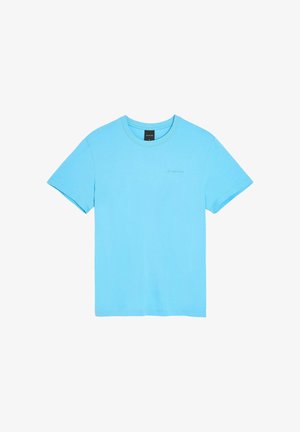 Jasnoniebieska koszulka z krótkim rękawem i okrągłym dekoltem, z małym haftowanym logo na lewej piersi oraz czarną metką z rozmiarem po wewnętrznej stronie kołnierza.