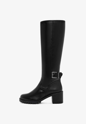 Schwarze knöchelhohe Stiefel aus glattem Leder. Mit einer stabilen Absatzhöhe und einem seitlichen Schnallenakzent. Die Sohle hat ein strukturiertes Profil für besseren Halt.