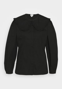 Blouse noire à boutons avec un grand col festonné, des épaules froncées et de longues manches. Fabriquée dans un tissu lisse avec une coupe structurée.