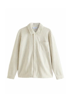 Gestreifte Button-Down-Bluse in Creme und Beige, mit Kragen, langen Ärmeln, einer Brusttasche und strukturierter Stoffoberfläche mit vertikalen Linien.