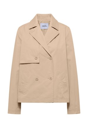 Veste beige croisée à quatre boutons, col à revers en encoche, deux poches avant, et un détail d'une patte inclinée sur le côté droit de la poitrine.