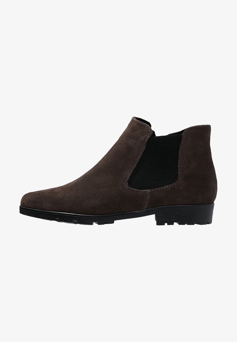 Botte Chelsea en daim brun foncé avec panneau latéral élastique noir et petit talon empilé sur fond blanc.