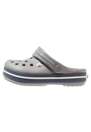 Zoccoli grigi Crocs con fori di ventilazione, soletta sagomata, cinturino posteriore regolabile e strisce blu navy e bianche.