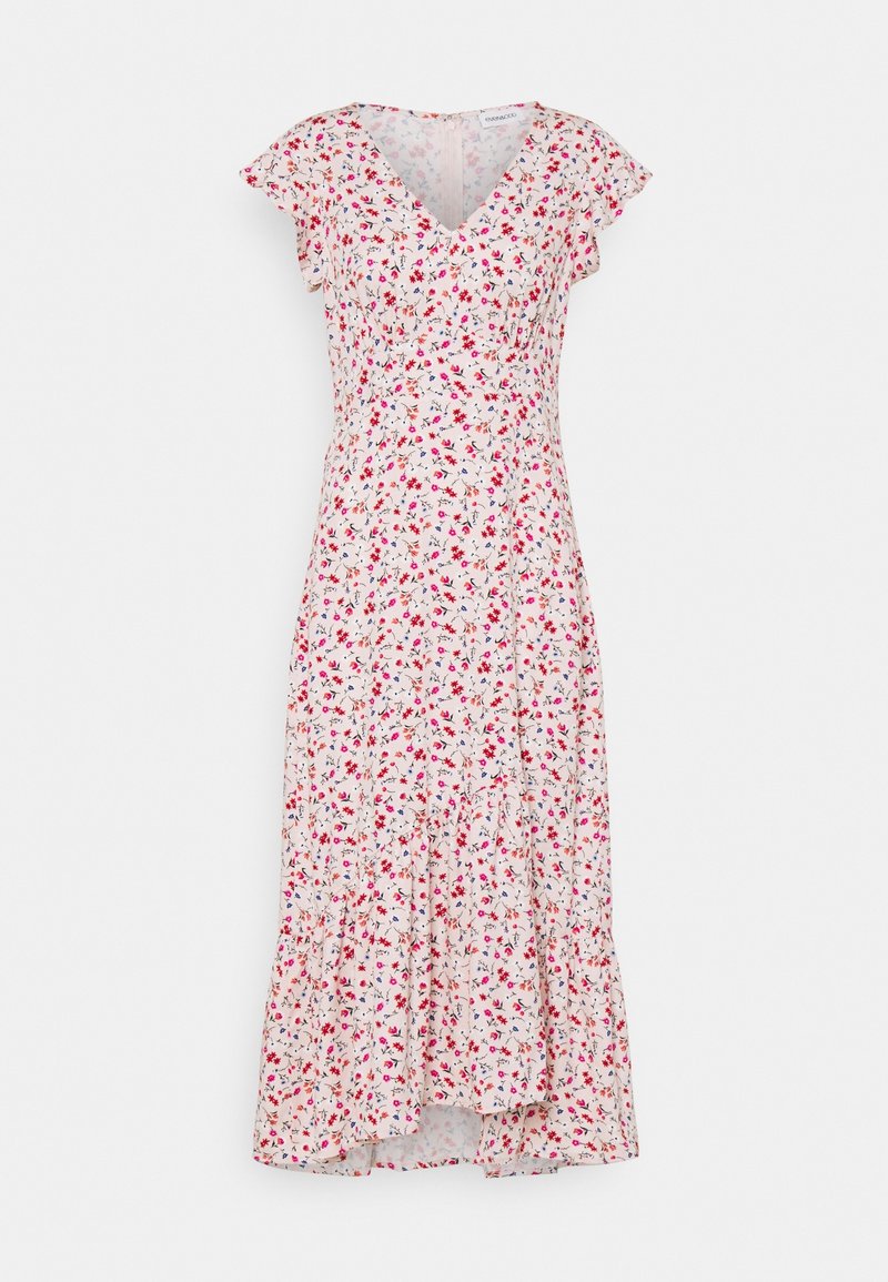 Robe fleurie rose clair avec manches courtes flottantes, encolure en V, taille cintrée et ourlet asymétrique.