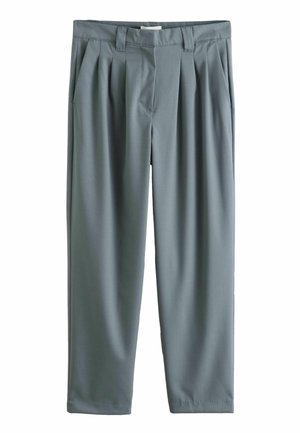 Pantalon gris plissé avec passants de ceinture, poches latérales et coupe droite ajustée.